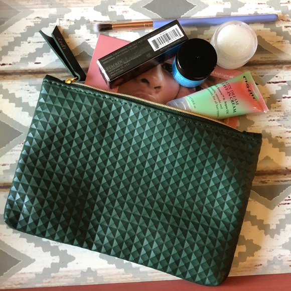 ipsy Handbags - Ipsy Olive green makeup bag NWOT